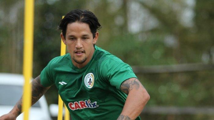 Penggawa PSS Sleman, Irfan Bachdim.