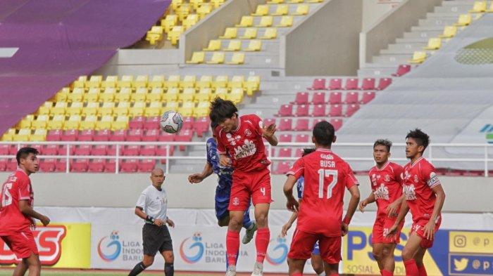 Pesepak bola Persijap Jepara, M Ilham (merah, tengah) berduel udara dengan pemain PSCS Cilacap pada laga lanjutan pekan keempat Liga 2 2021-2022 di Stadion Manahan, Solo, Jawa Tengah, Senin (18/11/2021) sore. Tribunnews/Muhammad Nursina
