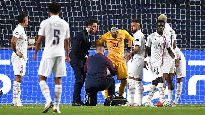 Keylor Navas (tengah) saat setelah cedera selama pertandingan sepak bola perempat final Liga Champions antara Atalanta melawan Paris Saint-Germain di Stadion Luz di Lisbon pada 12 Agustus 2020.