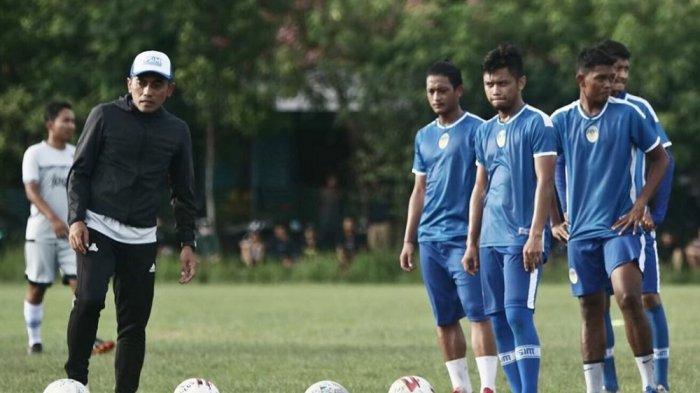 Pelatih PSIM Yogyakarta, Seto Nurdiyantoro (kiri) saat memimpin sesi latihan tim.