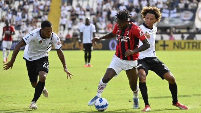 Rafael Leao vs Kelvin Amian di Liga Italia Serie A antara Spezia vs AC Milan pada 25 September 2021 di stadion Alberto-Picco di La Spezia .