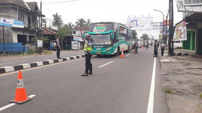 Antrian kendaraan dari luar kota yang hendak masuk DIY saat menunggu giliran rapid tes antigen secara acak di perbatasan Tempel, Jumat (12/2/2021)