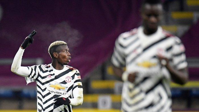 Gelandang Manchester United Paul Pogba merayakan gol pembuka pada pertandingan sepak bola Liga Premier Inggris antara Burnley dan Manchester United di Turf Moor di Burnley, 12 Januari 2021.