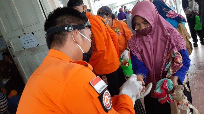 Ratusan warga Dusun Babadan 2, Desa Paten, Kecamatan Dukun, Kabupaten Magelang, Jawa Tengah, kembali ke tempat pengungsian di Tempat Evakuasi Akhir (TEA) Desa Mertoyudan, Kecamatan Mertoyudan, Kabupaten Magelang, Kamis (7/1/2021).