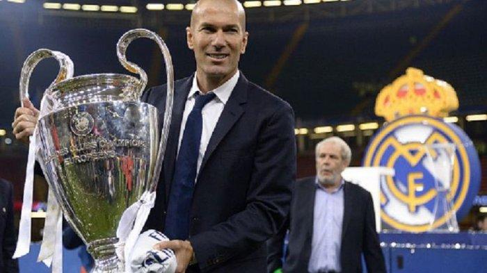 Pelatih Real Madrid Zinedine Zidane mengangkat trofi Liga Champions seusai mengalahkan Juventus pada final di Stadion Millenium, Sabtu (3/6/2017).
