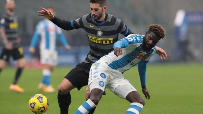 Roberto Gagliardini dan Tiemoue Bakayoko saat Inter Milan vs Napoli di Liga Italia Serie A