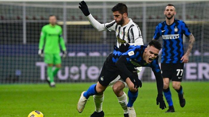 Rodrigo Bentancur dan Lautaro Martinez leg pertama semifinal Piala Italia Inter Milan vs Juventus Turin pada 2 Februari 2021 di stadion San Siro di Milan.