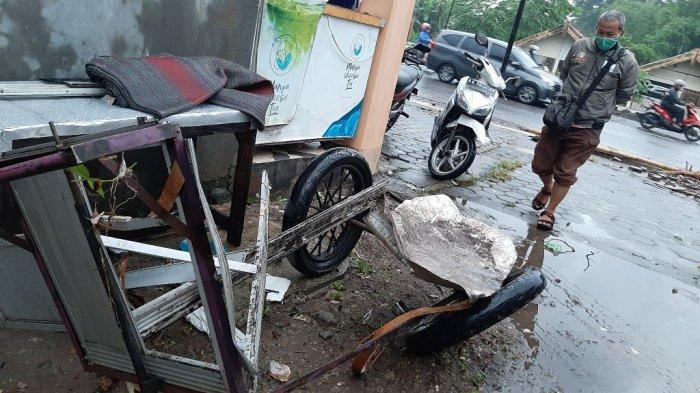Saluran Irigasi Legok di Jalan Jenderal Sarwo Edi Wibowo, tepatnya di Dusun Sekaran, Desa Banyurojo, Kecamatan Mertoyudan, Kabupaten Magelang, meluap, Rabu (6/1/2021). Air menggenang tinggi sampai ke jalan. Satu gerobak PKL rusak berat karena hanyut terbawa banjir.