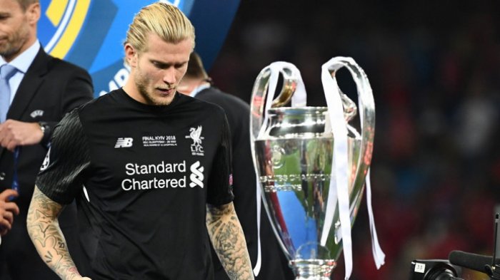 Ekspresi kiper Liverpool, Loris Karius, setelah menerima medali perak Liga Champions 2017-2018 seusai laga final kontra Real Madrid di Stadion NSC Olimpiyskiy, Kiev, Ukraina, pada Sabtu (26/5/2018).
