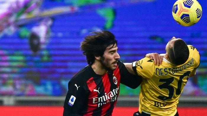 Sandro Tonali dan Ilja Nestorovski di Liga Italia Serie A AC Milan vs Udinese pada 3 Maret 2021 di stadion San Siro di Milan.