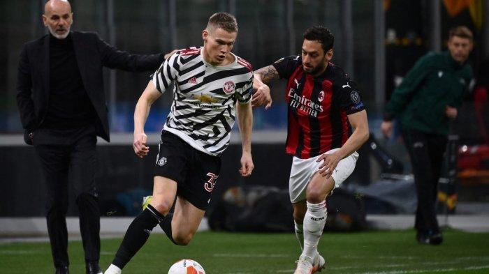 Scott McTominay dan Hakan Calhanoglu di leg kedua babak 16 besar Liga AC Milan vs Manchester United di stadion San Siro di Milan pada 18 Maret 2021.
