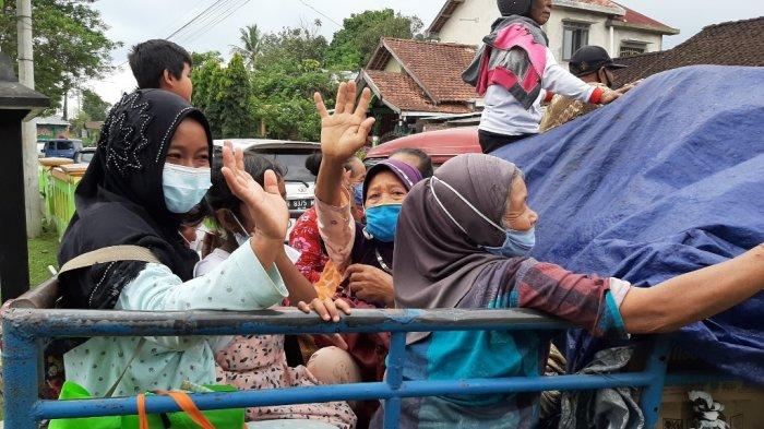 Sebanyak 276 pengungsi dari Dusun Babadan I, Desa Paten, Kecamatan Dukun, Kabupaten Magelang, yang mengungsi di Tempat Evakuasi Akhir (TEA) Banyurojo, Kecamatan Mertoyudan, kembali pulang ke rumah, Senin (14/12/2020) siang ini.