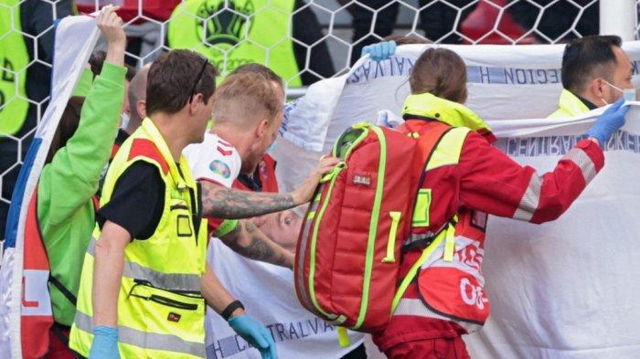 Simon Kjaer memeriksa Christian Eriksen setelah gelandang Inter Milan ambruk di EURO 2020 Denmark vs Finlandia di Stadion Parken di Kopenhagen pada 12 Juni 2021.