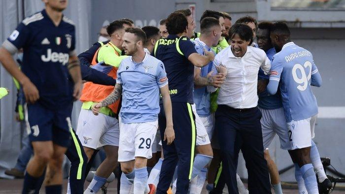 Pelatih Lazio Italia Simone Inzaghi (3R) merayakan bersama para pemainnya setelah mencetak gol selama pertandingan sepak bola Serie A Italia antara Lazio (SSL) dan Juventus (JFC), di stadion Olimpico di Roma pada 8 November 2020.