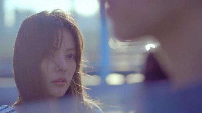 Song Yoo Jung sempat menjadi model video klip di single Goodbye Road bersama iKon (2018)