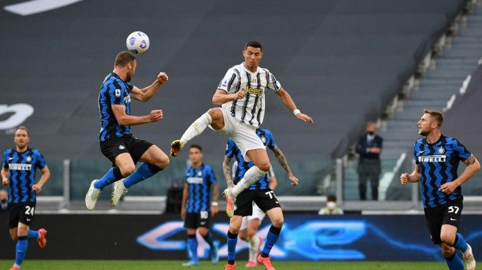 Stefan de Vrij dan Cristiano Ronaldo di Liga Italia Serie A Juventus vs Inter pada 15 Mei 2021 di stadion Juventus di Turin.