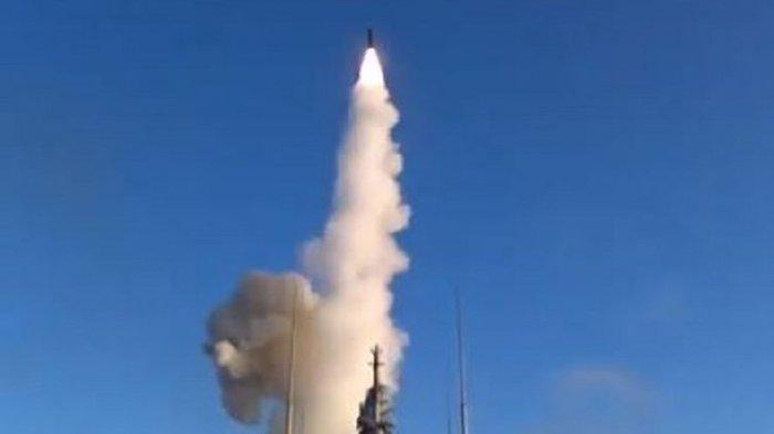 Gambar yang diunggah oleh Kementerian Pertahanan Rusia menunjukkan rudal hipersonik Zircon ditembakkan dari kapal perang Admiral Gorshkov.