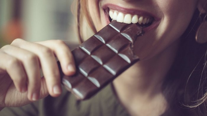 Ilustrasi memakan coklat.