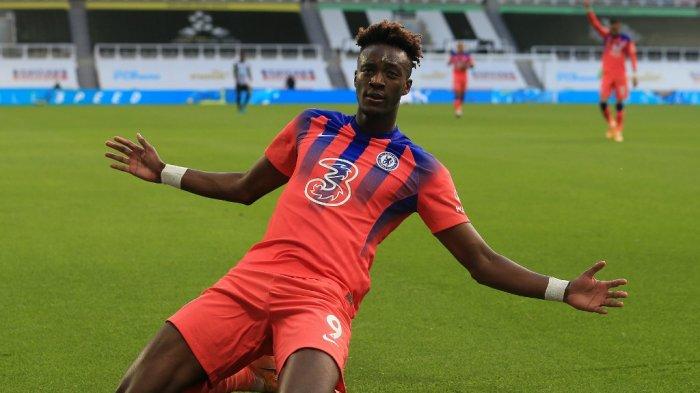 Striker Inggris Chelsea Tammy Abraham merayakan mencetak gol kedua timnya selama pertandingan sepak bola Liga Premier Inggris antara Newcastle United dan Chelsea di St James 'Park di Newcastle-upon-Tyne, timur laut Inggris pada 21 November 2020.