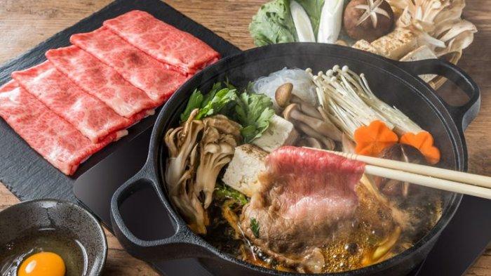 llustrasi sukiyaki dengan irisan tipis daging sapi.