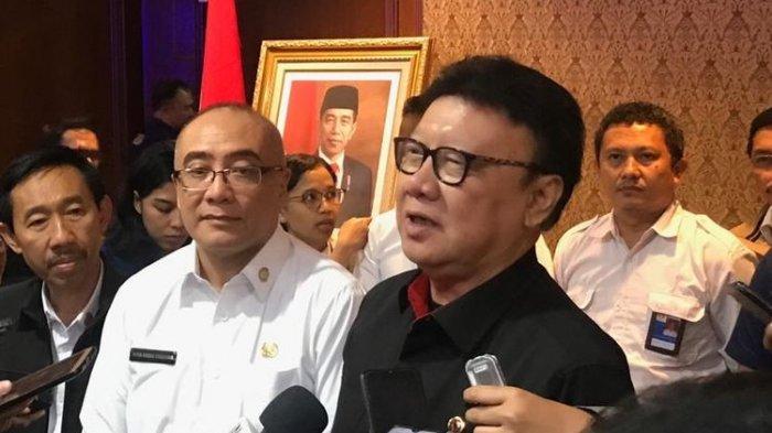 Kepala Badan Kepegawaian Negara (BKN) Bima Haria Wibisana (kiri) dan Menteri Pendayagunaan Aparatur Negara dan Reformasi Birokrasi (PANRB) Tjahjo Kumolo (kanan) di Kantor KemenPANRB