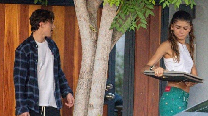 Tom Holland dan Zendaya diduga berada di rumah Claire yang tak lain adalah ibu Zendaya, Claire Stoermer, di Silver Lake, Los Angeles.