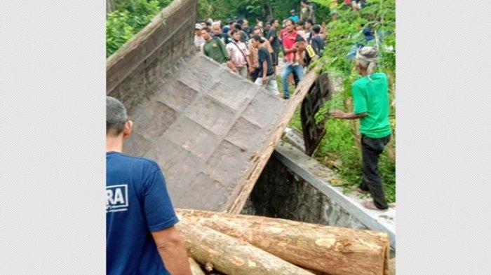 Truk terjun ke jurang sedalam 4 meter di ruas Jalan Temuireng-Panggang, Kalurahan Girisuko, Panggang, Gunungkidul pada Selasa (02/03/2021) sore. Supir truk tewas akibat kecelakaan tersebut.
(Ist)