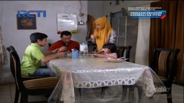 Ujang beserta istri dan dua anaknya dalam adegan Preman Pensiun Kembali ke Fitri
