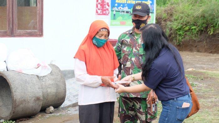 Unit Admisi dan Promosi Universitas Kristen Duta Wacana (UKDW) Yogyakarta lewat program UKDW Peduli berbagi masker dan hand sanitizer kepada pengungsi Gunung Merapi