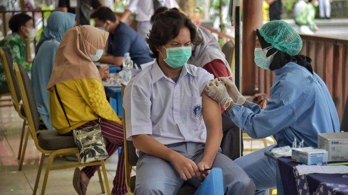 Vaksinasi Covid-19 massal untuk pelajar di SMP dan SMA Islam Al Azhar, Sabtu (4/9/2021)