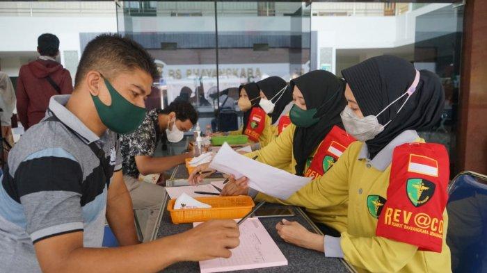 PLN bersama dengan RS Bhayangkara Semarang kembali melanjutkan pemberian vaksin kepada 1.000 pegawai dan alih di lingkungan unit induk PLN dan anak perusahaan