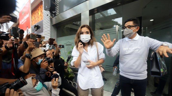 Selebritas Gisella Anastasia alias Gisel menjalani pemeriksaan sebagai saksi terkait kasus video asusila yang diduga mirip dirinya pada Selasa (17/11/2020).