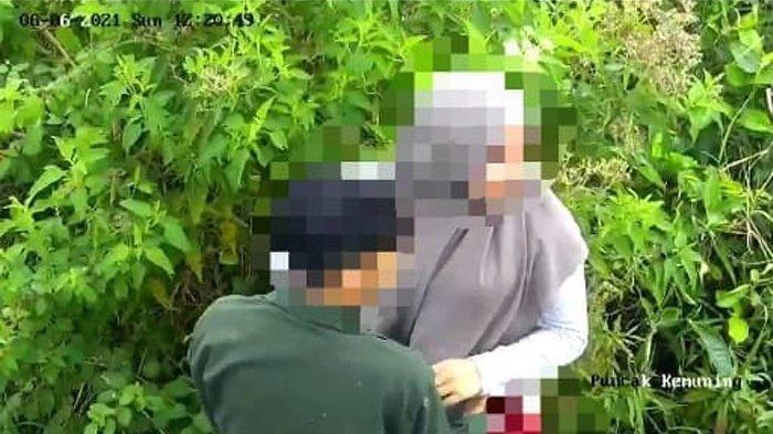 Viral Video Muda-mudi Asik Berciuman di Kebun Teh Kemuning Karanganyar, Tak Tahu Kalau Terekam CCTV - Tribun Jogja