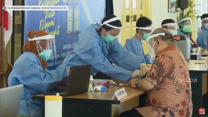 Wakil Gubernur DIY KGPAA Paku Alam X menjalani vaksinasi COVID-19 tahap kedua di Bangsal Kepatihan, Kamis (28/1/2021).