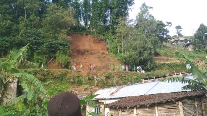 Warga menyaksikan material timbunan longsor di Dusun Prampelan I, Desa Adipuro, Kecamatan Kaliangkrik, Magelang pada Rabu (27/1/2021).