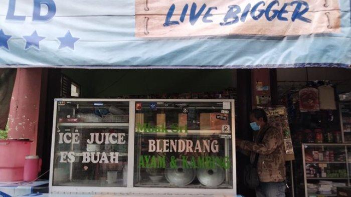 Suasana warung bubur blendrang Mbak Sri yang berada di Dusun Bintaro, Desa Gunungpring, Kecamatan Muntilan, Magelang. Kuliner berbahan dasar tepung gandum ini kerap dijadikan warga sekitar sebagai menu cemilan di saat senggang.