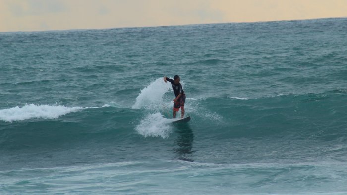 Seorang peselancar saat berolahraga surfing di lepas Pantai Wediombo, Jepitu, Girisubo, Gunungkidul, di acara Wediombo Surfing Community, Jumat (19/1/2018).