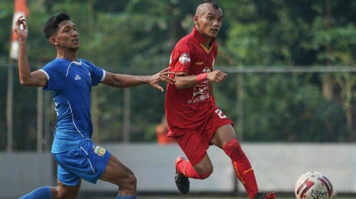 Winger Persija Jakarta, Riko Simanjuntak (kanan) saat beruji tanding dengan Bhayangkara FC, pada September 2020 lalu.