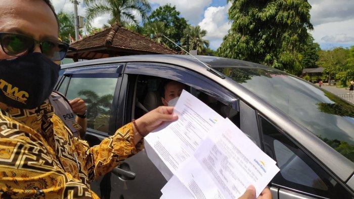 Pemeriksaan hasil rapid test bagi pengunjung yang masuk ke Candi Borobudur, Kamis (24/12/2020).