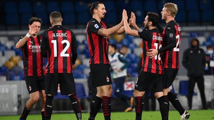 Penyerang Swedia AC Milan Zlatan Ibrahimovic (tengah) merayakan bersama gelandang Turki AC Milan Hakan Calhanoglu dan rekan setimnya setelah mencetak gol keduanya selama pertandingan sepak bola seri A Italia Napoli vs AC Milan pada 22 November 2020 di stadion San Paolo di Napoli.