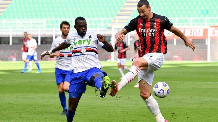 Zlatan Ibrahimovic dan Omar Colley di Liga Italia Serie A AC Milan vs Sampdoria pada 3 April 2021 di stadion San Siro di Milan.