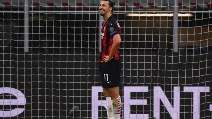 Penyerang Swedia AC Milan Zlatan Ibrahimovic (kanan) gagal melakukan tendangan penalti selama pertandingan sepak bola grup H Liga Eropa UEFA antara AC Milan dan Sparta Praha pada 29 Oktober 2020 di Stadion San Siro di Milan.