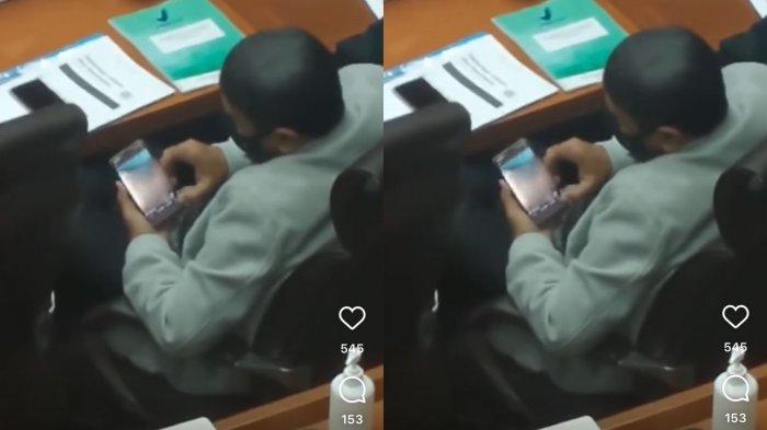 Tangkapan layar video viral memperlihatkan seseorang yang diduga Anggota DPR RI sedang menonton video asusila saat rapat. (Instagram/@infobdgbaratcimahi)