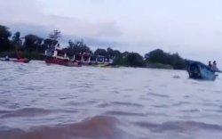 Kapal Ponton Muatan Kayu Karam di Sungai Kedang Kepala Kukar, 1 Meninggal, 2 Hilang dan 4 Selamat