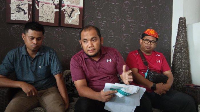 Anggota TGUPP Kaltara, Mukhlis Ramlan (tengah) bersama Tim Kuasa Hukum Gubernur Kaltara, Sulaiman (kanan) dalam konferensi pers atas laporan yang dilakukan pihaknya ke Polda Kaltara terkait kasus jual beli jabatan yang diduga melibatkan oknum PNS di Pemprov Kaltara, Minggu (24/7/2022). (TRIBUNKALTARA.COM / MAULANA ILHAMI FAWDI)