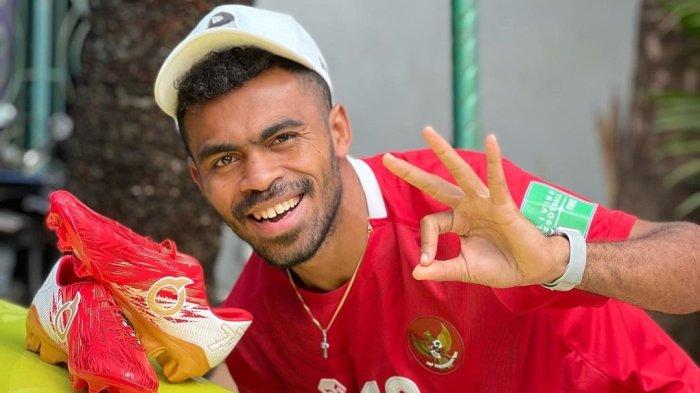 Pemain PSM Makassar Yakob Sayuri berpose dengan balutan jersey Timnas Indonesia.