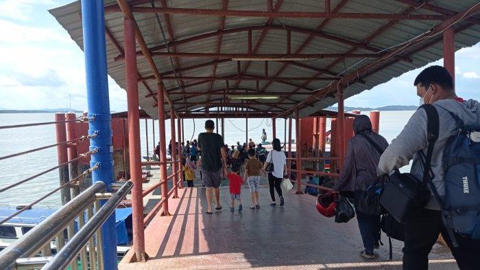 Penumpang mulai turun ke dermaga Pelabuhan Liem Hie Djung Nunukan, belum lama ini.
TRIBUNKALTARA.COM/ Febrianus Felis.