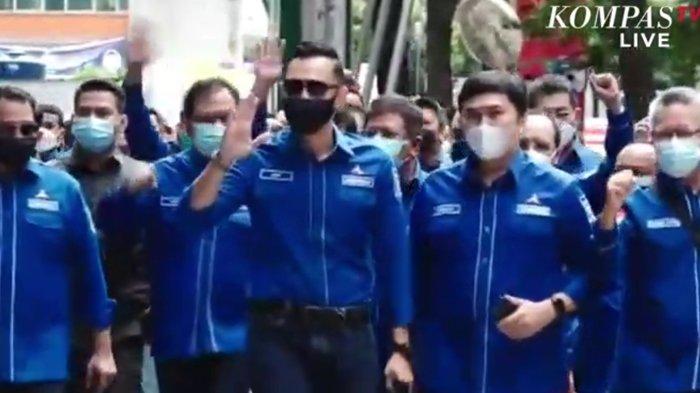 Partai Demokrat kubu Agus Harimurti Yudhoyono (AHY) datangi kantor Kemenkumham, Senin (8/3/2021). (Kompas.TV)