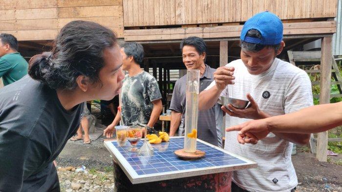 Instruktur melatih masyarakat mengolah dan menyuling ampas gaharu menjadi bahan yang bernilai jual tinggi di Desa Pelencau, Kecamatan Malinau, Kecamatan Malinau Selatan, Kabupaten Malinau, Provinsi Kalimantan Utara, Rabu (27/7/2022).