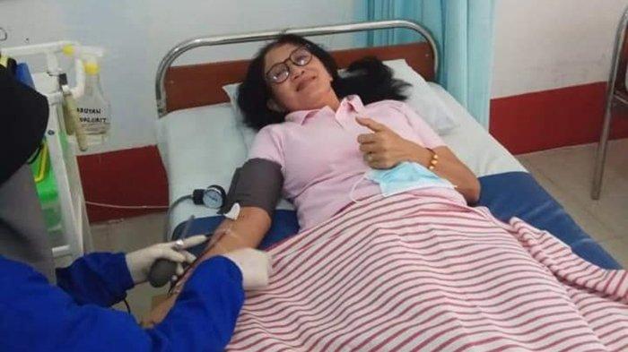 Ana Sri Ekaningsih, saat melakukan donor darah belum lama ini di Markas PMI Kota Tarakan. DOKUMENTASI PRIBADI
